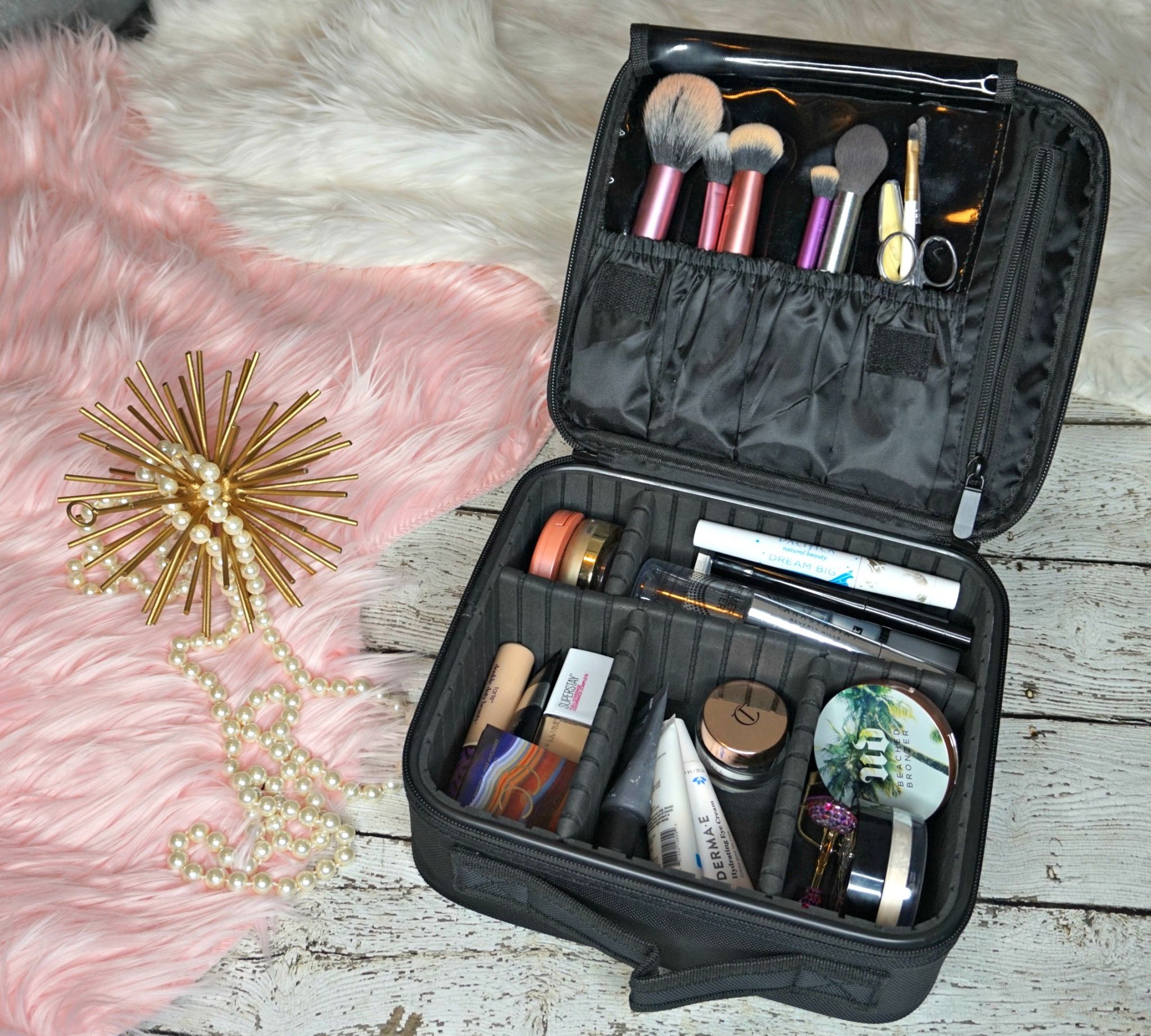 Travel Makeup Bag Essentials // Must Have Travel Makeup Bag // Must Have Makeup Products // Travel Makeup Tips | Beauty With Lily #beautyblogger #makeuptips #beautyhacks