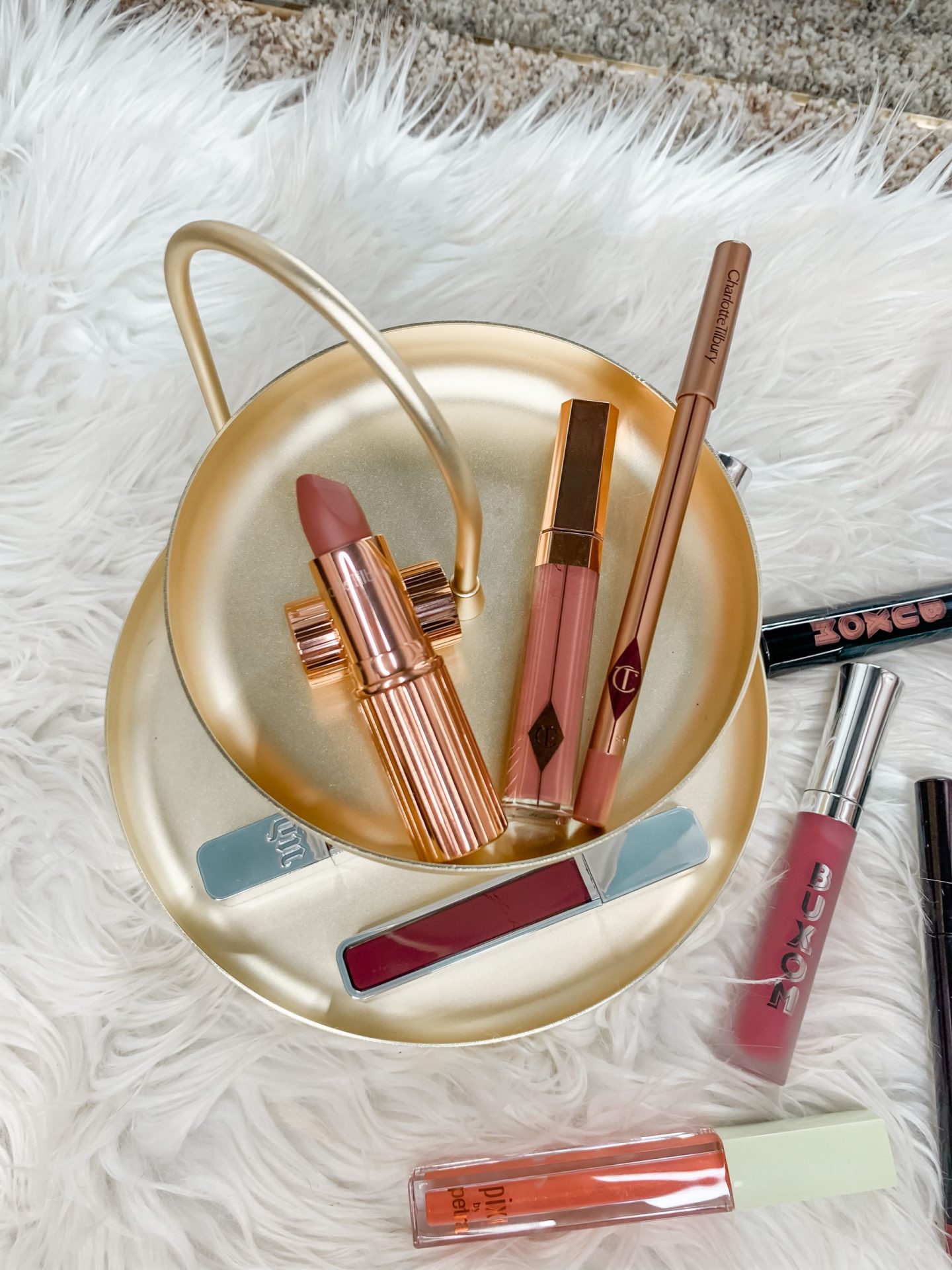 Best Lip Products for Dry Lips // Lipsticks for Dry Lips // Must Have Lip Colors // Lips Colors for Dry Lips // Natural Lip Colors // Best Lip Glosses // Best Lipsticks // Drugstore Lip Products // High-End Lip Products | Beauty With Lily #lipsticks #lipproducts